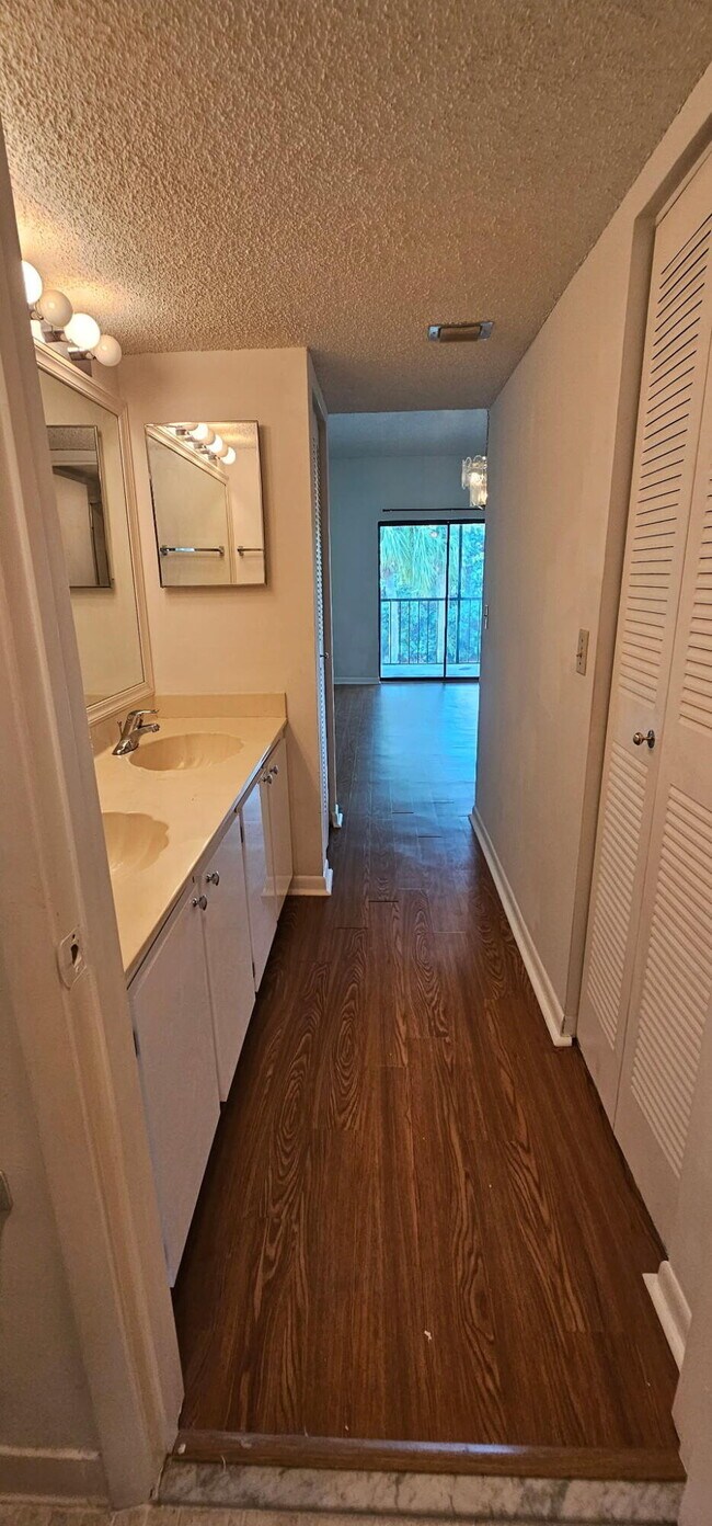 Building Photo - 7879 Willow Spring Dr