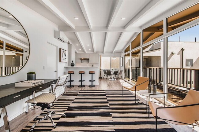 Building Photo - 816 The Strand