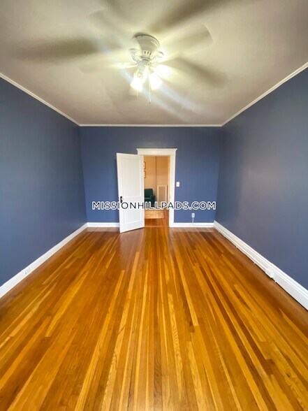 Building Photo - 386 Riverway