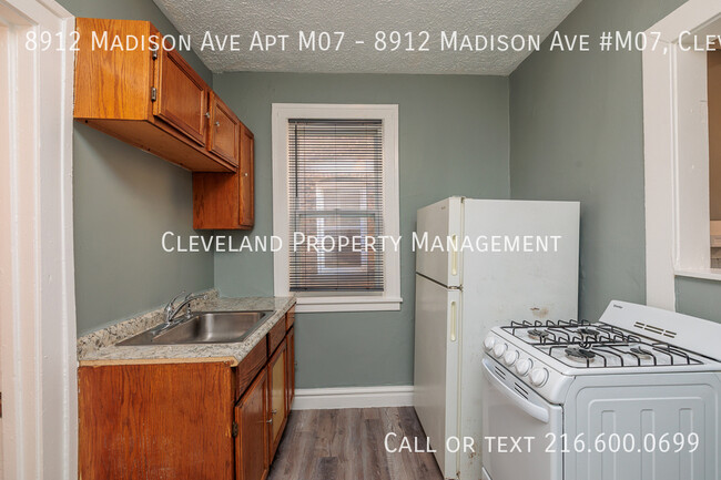 Building Photo - Studio Apartment on the West side of Cleve...