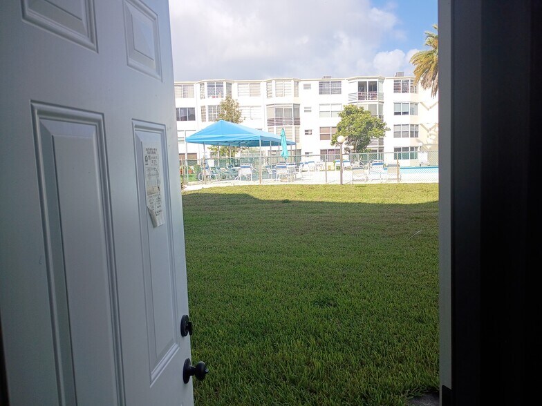 Building Photo - 1701 NE 191st St