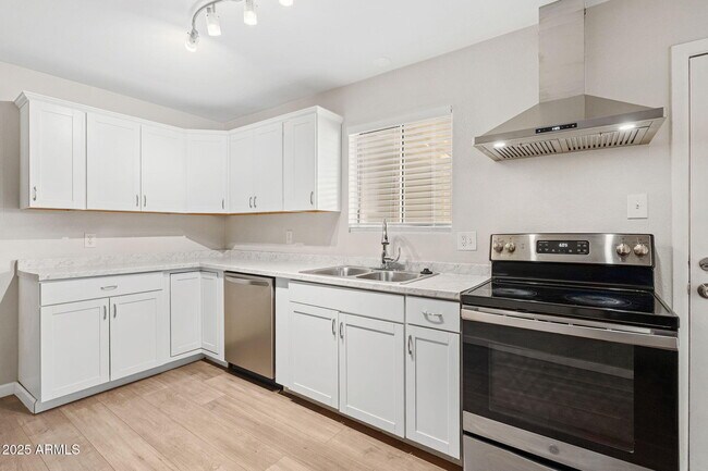 Building Photo - 913 W Highland Ave