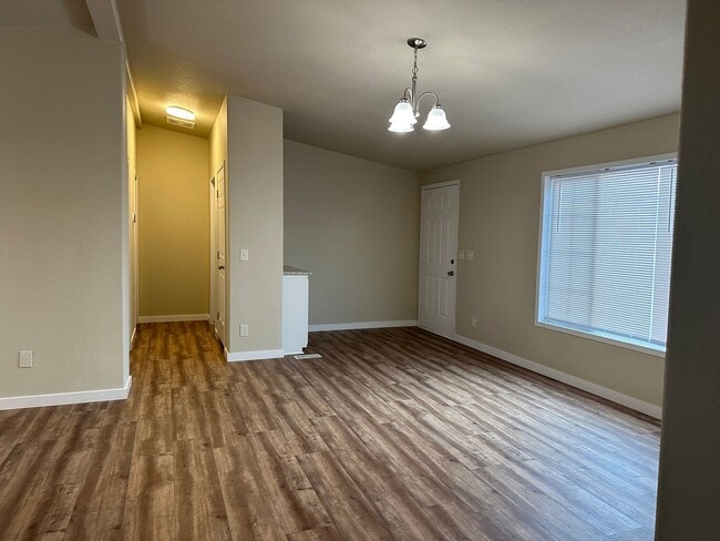 Building Photo - Beautiful 3 Bedroom 2 Bath Home Available Now