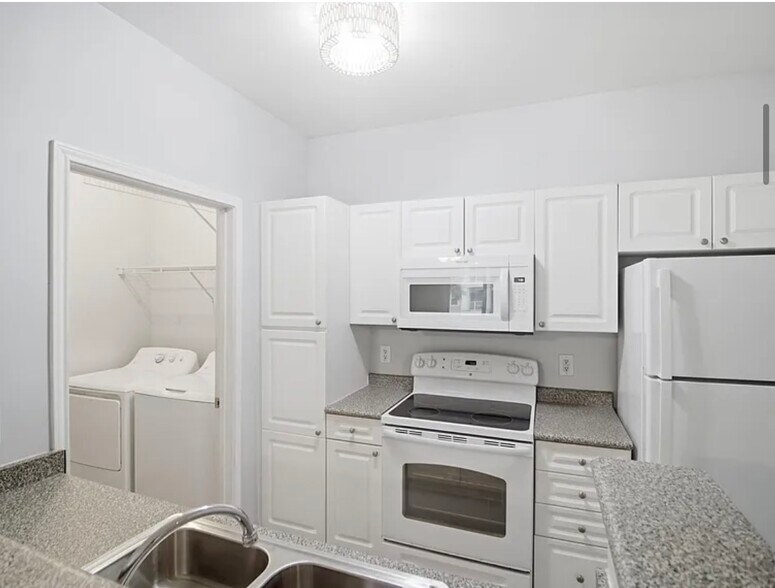 Building Photo - 130 River Landing Dr