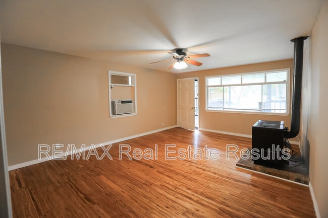 Building Photo - 1282 SE Farmers Dr