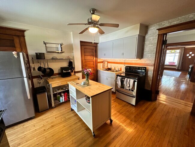 Building Photo - 309 6th Ave NE