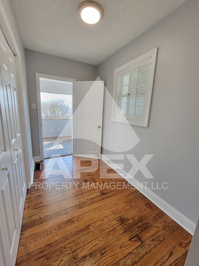 Building Photo - Craftsman Style 2 Bd 1.5- Ba Single Family Home with carport in North Knox!