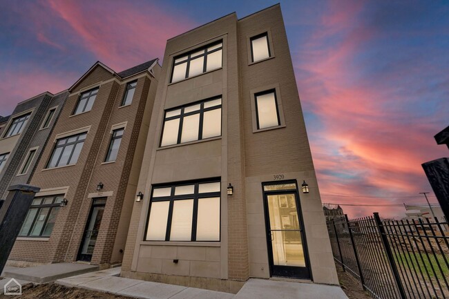 Primary Photo - 4022 S Calumet Ave