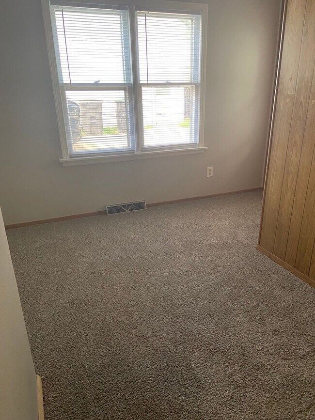 Building Photo - MOVE IN SPECIAL! 3 Bedroom Home with Huge Detached Garage!