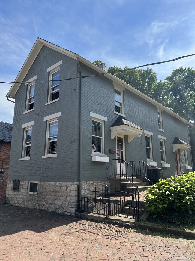 Building Photo - 637 S 3rd St
