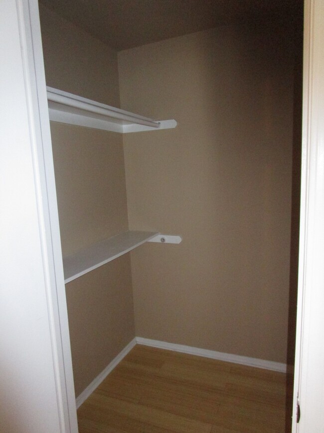 Building Photo - (2) Bed/(2.5) Bath Townhome Avail Now! Poo...