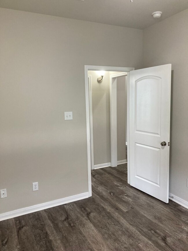 Building Photo - Three-bedroom, Two bath, two car garage Ho...