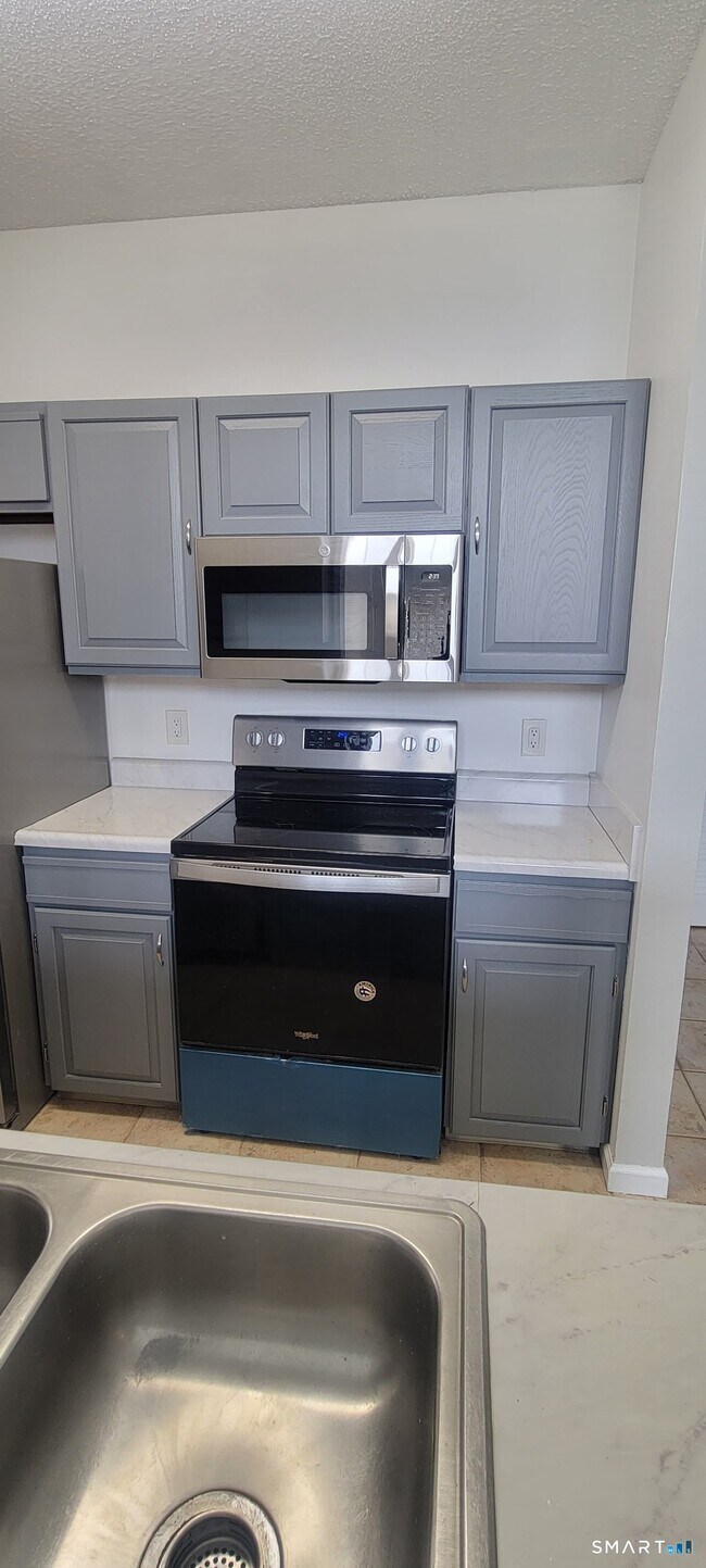 Building Photo - 211 Carriage Crossing Ln