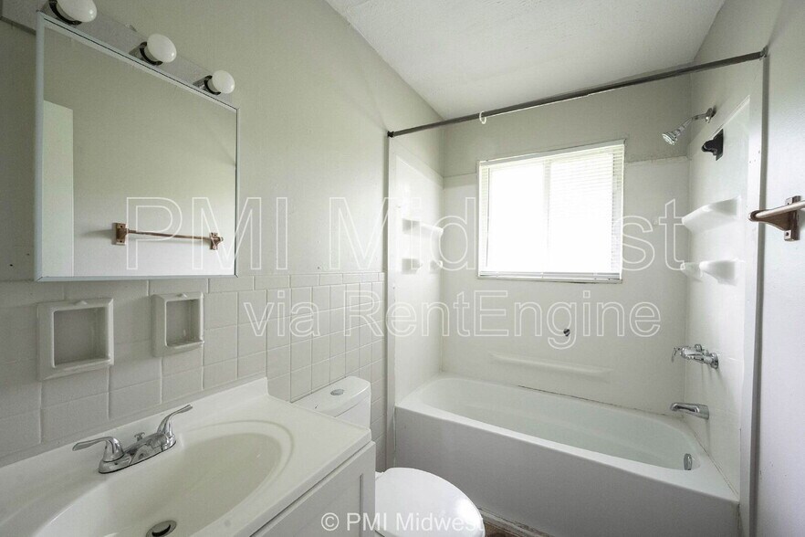 Building Photo - 2248 N Leland Ave