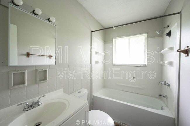 Building Photo - 2248 N Leland Ave