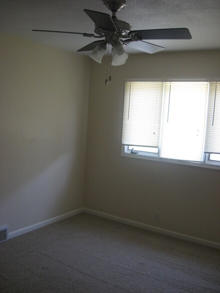 Building Photo - 5633 Parker St