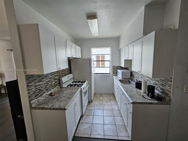 Building Photo - 7320 Carlyle Ave