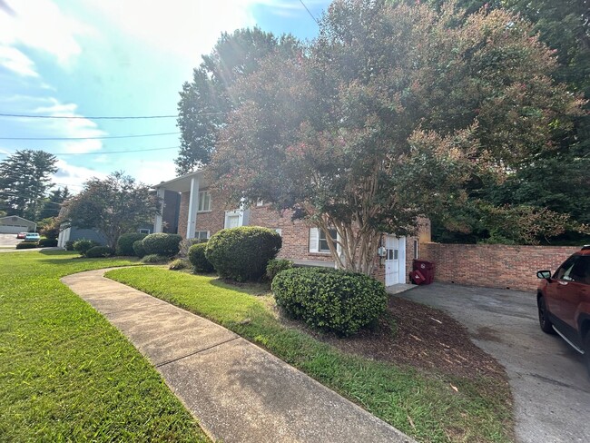 Building Photo - Large 4 bedroom 3 bathroom house in the he...