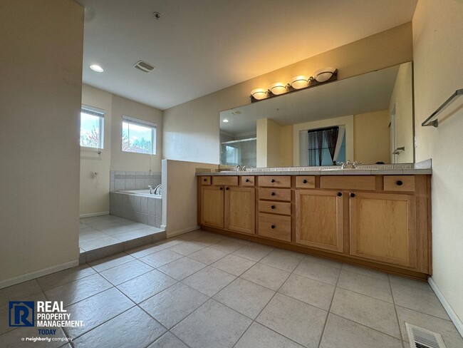 Building Photo - Spacious 5-Bedroom Home with 3-Car Garage & Fenced Yard in Kent!!