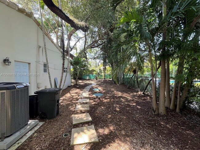 Building Photo - 508 Castania Ave