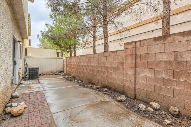 Building Photo - EXQUISITE 3-Bedroom Home - Modern Amenitie...