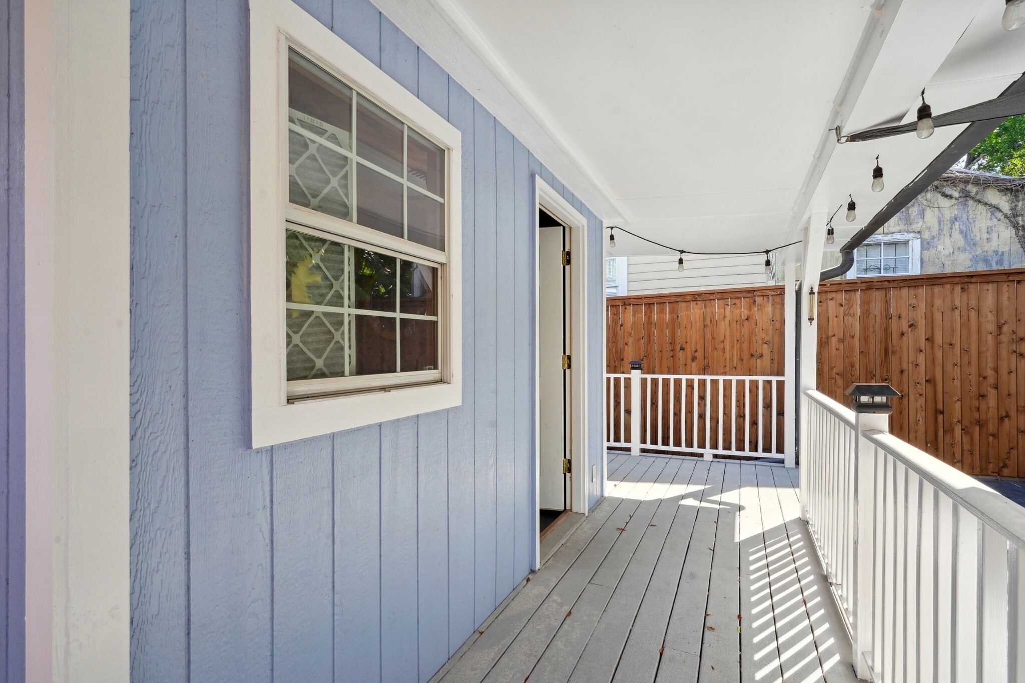 shared deck/patio - 3980 Annunciation St