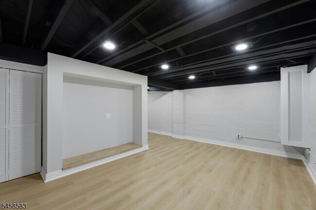 Building Photo - 405 Terhune Ave