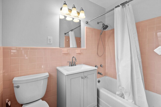 Building Photo - Beautifully maintained 2-bed/2-bath single-family residence is available for rent in one of West ...