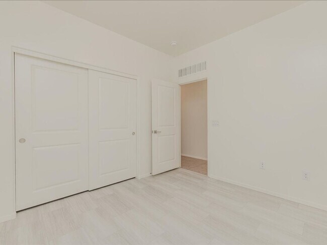 Building Photo - 3 Bedroom 2 Bathroom With Den      SOLAR PANELS! BRAND NEW FULL INTERIOR PAINT!! BRAND NEW EPOXY ...