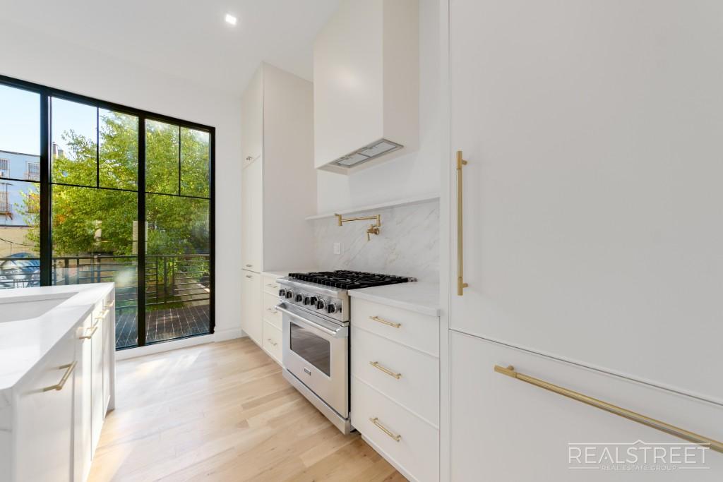 Building Photo - Stunning Brand New Townhouse for Rent in Bushwick!