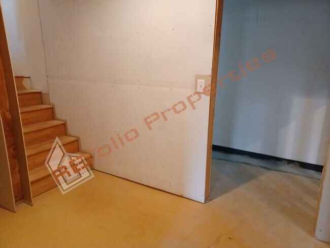 Building Photo - Beautiful 3 Bedroom Home w/a Bonus Room + Semi-furnished Basement in a 1 acre lot @ Hideaway Esta...