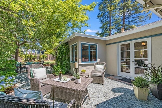 Building Photo - 831 Bruce Dr