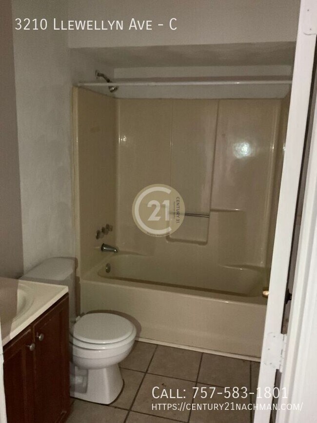 Building Photo - 3210 Llewellyn Ave