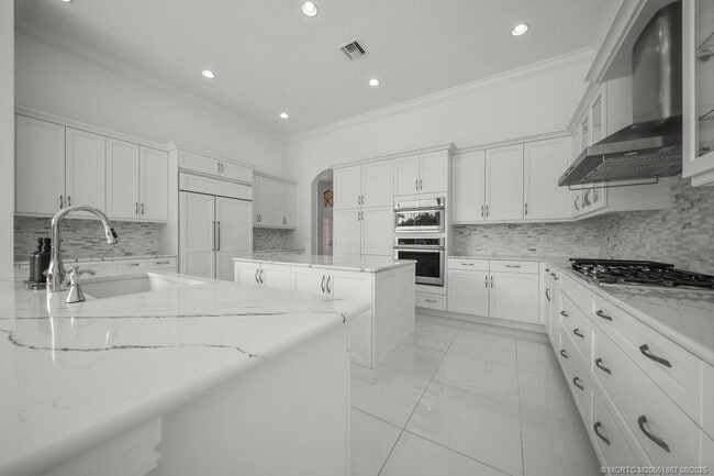 Building Photo - 5286 SW Pomegranate Way