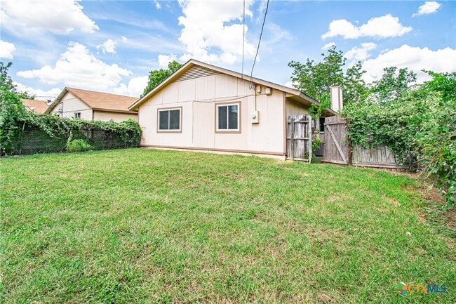 Building Photo - 2210 Carousel Dr