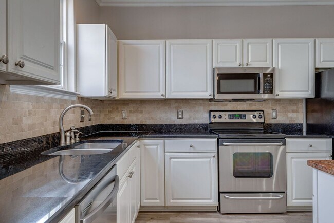 Building Photo - Beautiful Lenox Village Townhome!