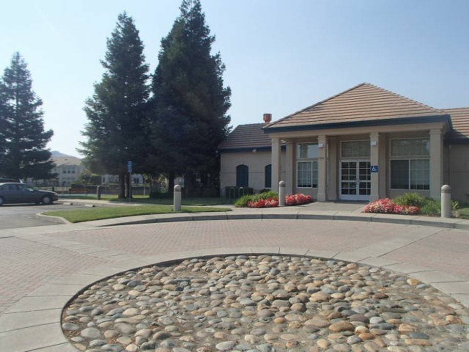 Building Photo - 557 Loch Lomond Way