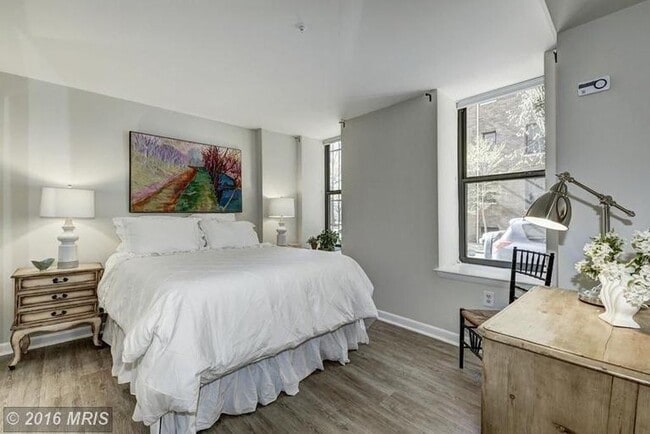 Building Photo - $500 Off for a lease start by 11/1! Availa...