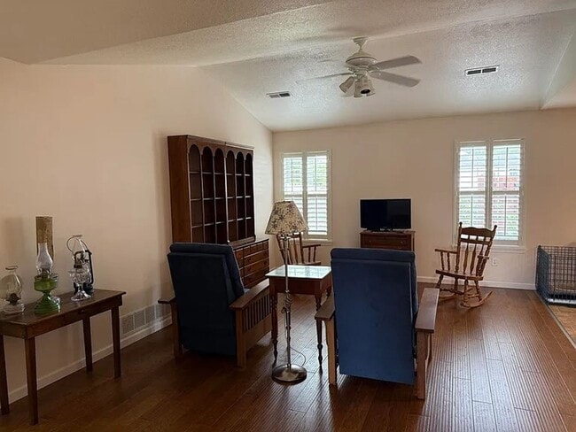 Building Photo - Amazing 3 Bed 2 Bath Home In Ashland!