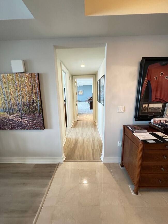 Building Photo - Seasonal/short term 3/2 renovated Ritz Carlton beauty with long water views