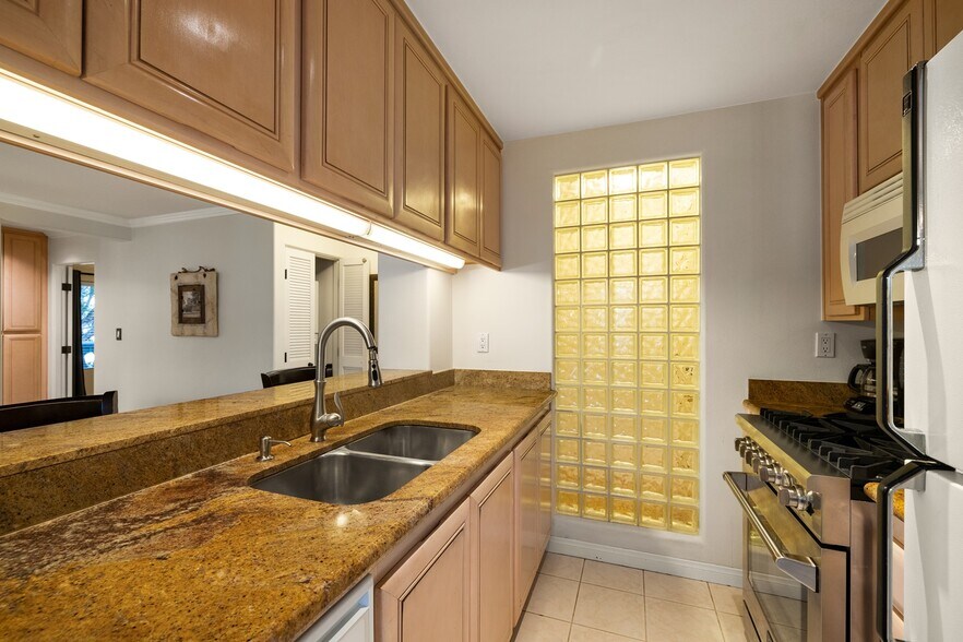 Building Photo - 245 Por La Mar Cir