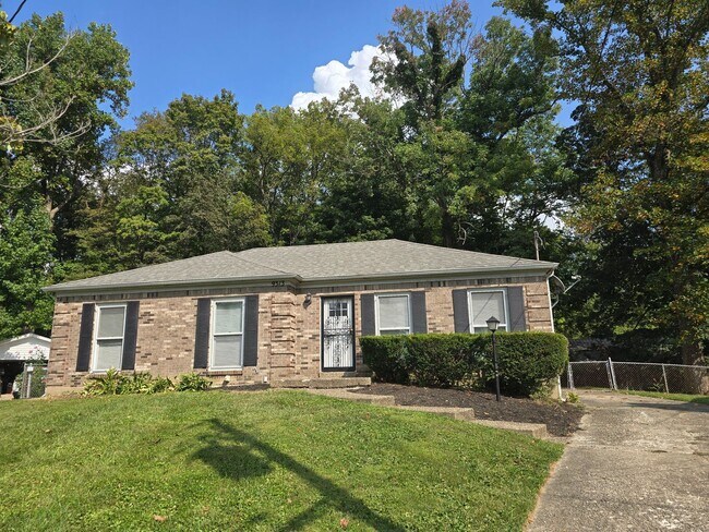 Building Photo - Brick Ranch in the heart of Jeffersontown! Featuring hardwood styled floors, 3 Bedrooms, 1.5 Bath...