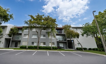 Building Photo - 2 bedroom, 1 bath condo GREAT DEAL