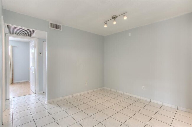 Building Photo - 2500 W 67th Pl