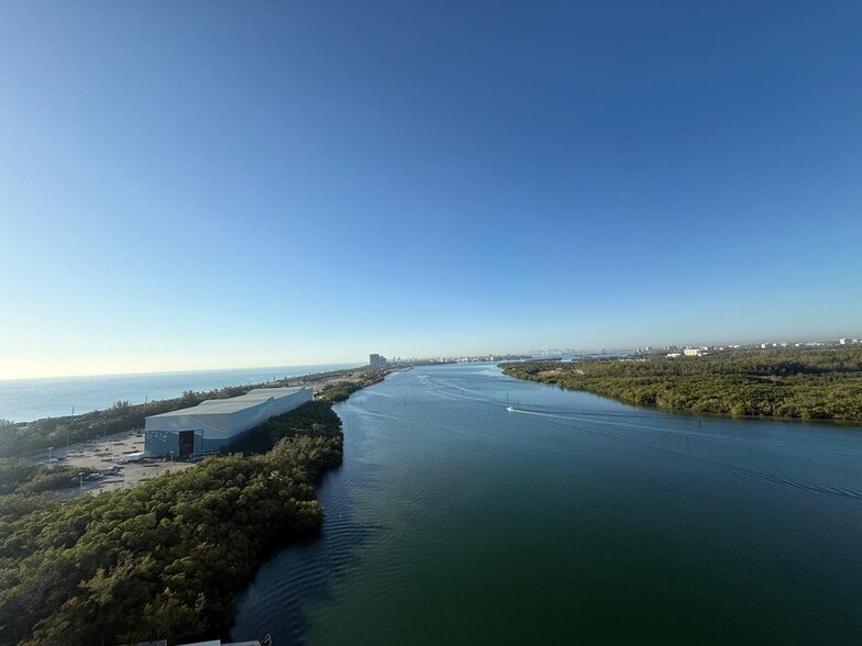 Building Photo - 300 Bayview Dr