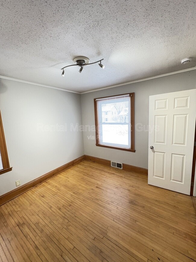 Building Photo - 3546 N Vincent Ave