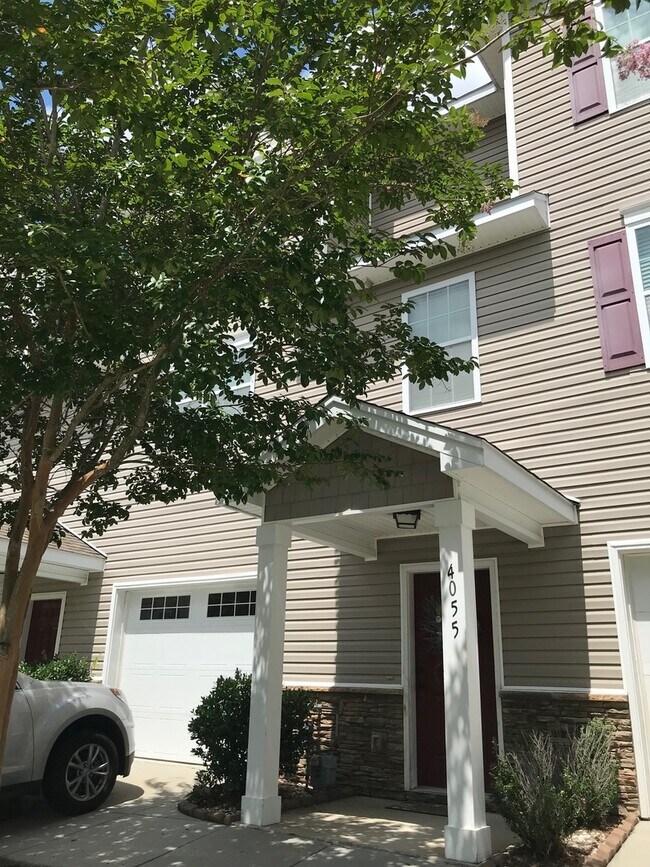 Building Photo - Townhouse with Fenced Backyard!