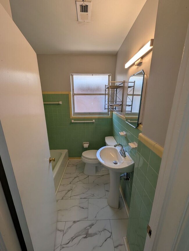 Building Photo - Affordable Sober Living for $200/WEEK