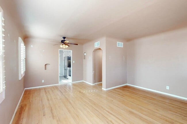 Building Photo - Charming 3 bedroom, 2 bath home in Central El Paso! Special No admin fee, $29 application fee!