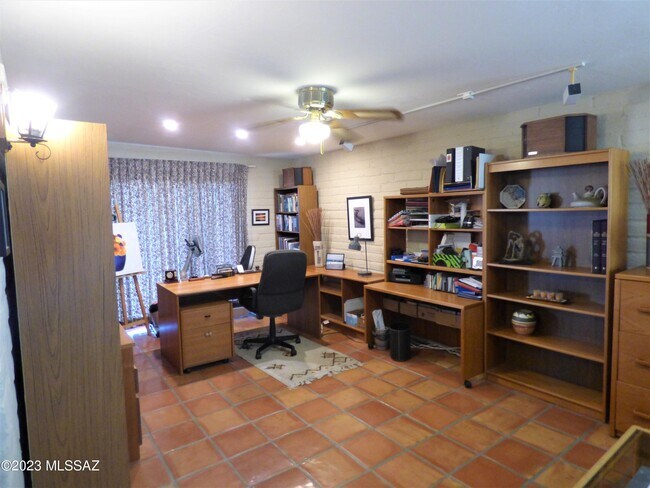 Building Photo - 5300 N Montezuma Trail